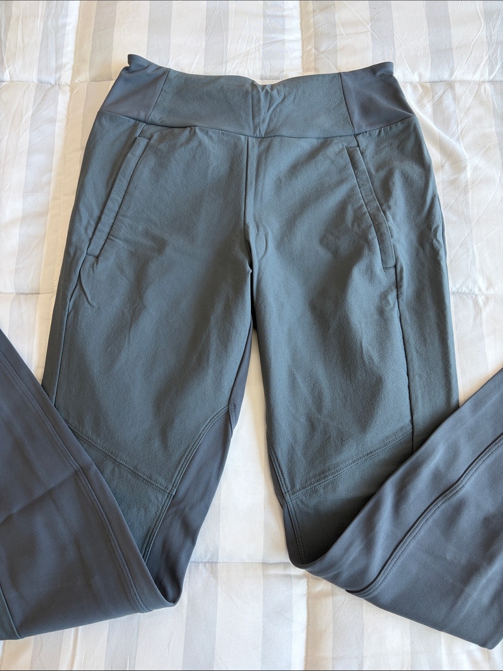 Women’s Athleta Headlands Hybrid Cargo tight, size 6, grey/blue